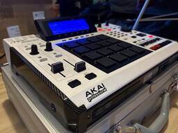 Akai mpc 2500 SE מהדורה מיוחדת לבן עם HD מתנה: מארז מתכת