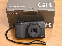 מצלמת Ricoh GR IIIx דיגיטלית