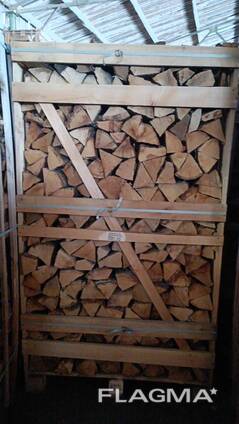 עצי הסקה מיובשים בכבשן